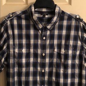 APT.9 Men’s plaid shortsleeved shirt.